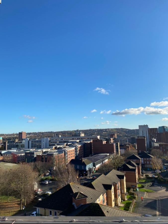 Apartment Deluxe Centre With Balcony & Views - Free Wifi Netflix, Gym Access - Westone *